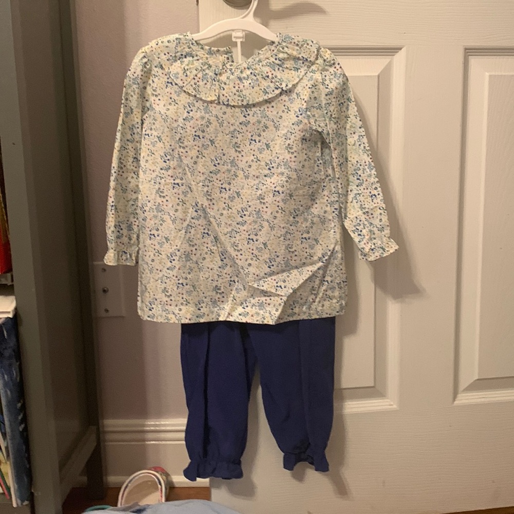 The Oaks Apparel blouse and pants set.